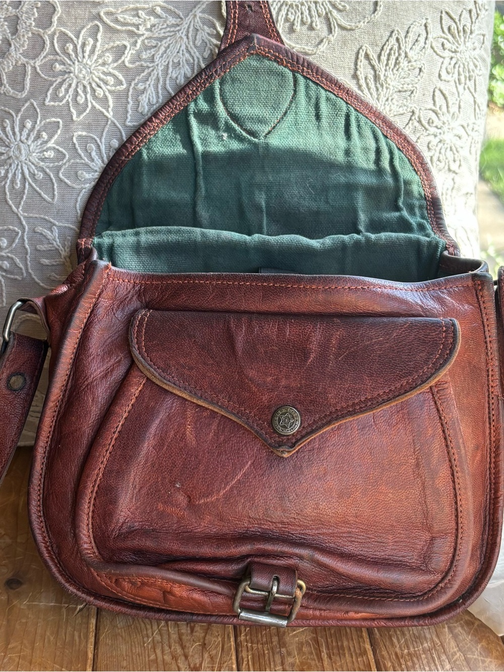 Vintage Brown Leather Crossbody Messenger Bag - Picture 4 of 8